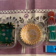 お弁当用おかずカップ（紙製）と楊枝の画像