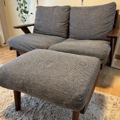 UNICO SWELLA 2シーターソファとオットマンの画像