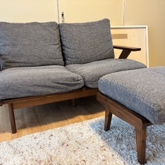 UNICO SWELLA 2シーターソファとオットマンの画像