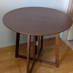 レトロな丸テーブル、折りたたみ式の画像