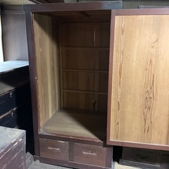 古い大型の箪笥の画像