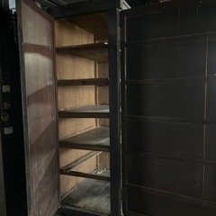 両開き古い箪笥の画像