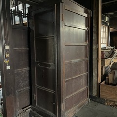 両開き古い箪笥の画像
