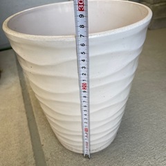 白い植木鉢　陶器の画像
