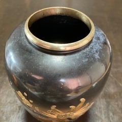 金属製の花瓶　黒×金　梅　竹　花柄の彫刻　花器の画像