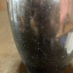 金属製の花瓶　黒×金　梅　竹　花柄の彫刻　花器の画像