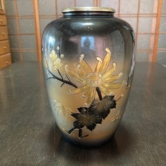 金属製の花瓶　黒×金　梅　竹　花柄の彫刻　花器