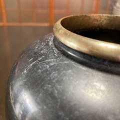 金属製の花瓶　黒×金　梅　竹　花柄の彫刻　花器の画像