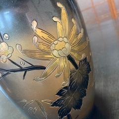 金属製の花瓶　黒×金　梅　竹　花柄の彫刻　花器の画像
