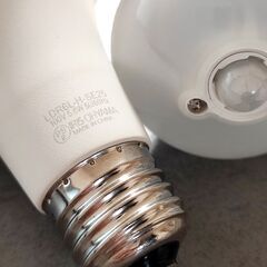 長野県佐久市 人感センサー付LED電球 2個セット 60形･40形 玄関やトイレにの画像
