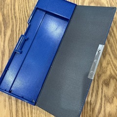 筆箱と色鉛筆の画像