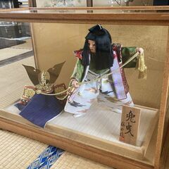 ケース入り人形　2つの画像