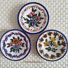 イタリヤかスペイン製の花柄小皿　3枚　壁掛けにもなります