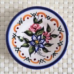 イタリヤかスペイン製の花柄小皿　3枚　壁掛けにもなりますの画像