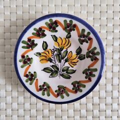 イタリヤかスペイン製の花柄小皿　3枚　壁掛けにもなりますの画像