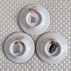 イタリヤかスペイン製の花柄小皿　3枚　壁掛けにもなりますの画像