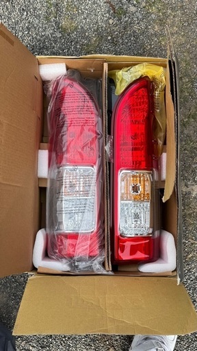 新車外し　現行7型ハイエーステールランプ