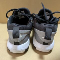 アディダスジュニア用バスケットシューズCross Em Up セレクト グレー 20cm　の画像