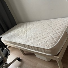 シングルベッドとマットレスの画像