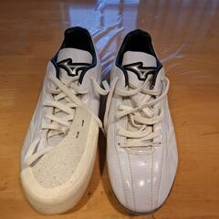 野球　スパイクとベルト