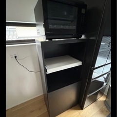 IKEAの電子レンジ置き、キッチン家具、IKEA BESTAシリーズの画像