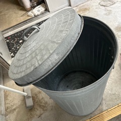 でっかいレトロなゴミ箱の画像