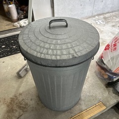 でっかいレトロなゴミ箱