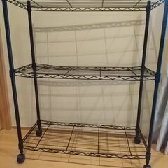 黒いスチールラック。新品ですが天板に歪みがあります。