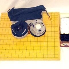 [4月末迄掲載予定] 囲碁セット(折り畳み式囲碁盤と碁石２セット)の画像