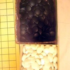 [4月末迄掲載予定] 囲碁セット(折り畳み式囲碁盤と碁石２セット)の画像