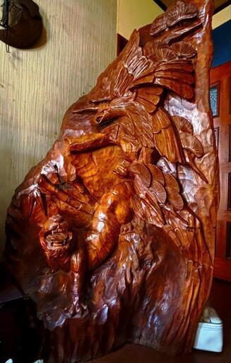 虎と鷲の木彫り彫刻