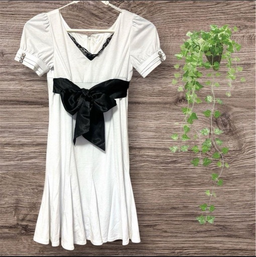 ひざ丈ワンピース❤ビッグリボン付き　パーティードレス　半袖