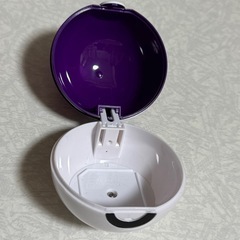 ポケモン　ソフビ人形とモンスターボールの画像