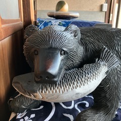 木製　木彫り　熊　鮭の画像