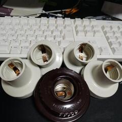 天井の引っ掛けで電球を使えるようにする