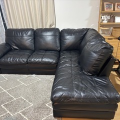 ブラックレザーのL字型3人掛けソファ