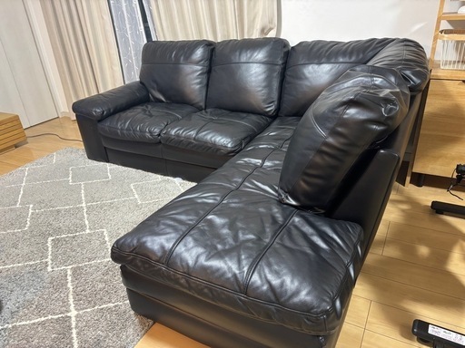 ブラックレザーのL字型3人掛けソファ