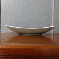 楕円形の皿の画像