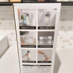 【未使用】米びつ 冷蔵庫に収納できる ライスストッカー 1kg 計量カップ付きの画像