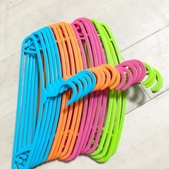 子供用ハンガー　カラフル　まとめ売りの画像