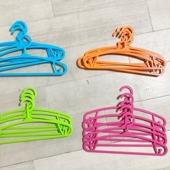 子供用ハンガー　カラフル　まとめ売りの画像