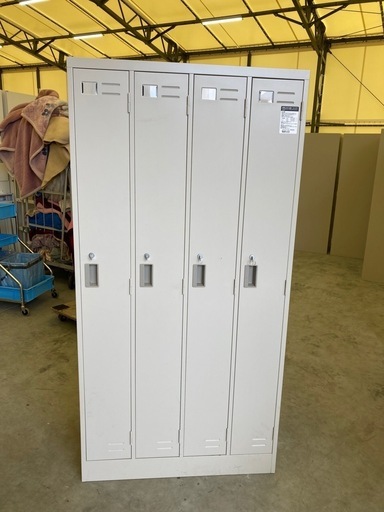 【OF-5】コクヨ 鍵有り　4人用 更衣室ロッカー 衣装ロッカー スチールロッカー　オフィス什器 激安 ホワイトグレー　検)事務机　オフィス チェア　会議 椅子　ロッカー　ミーティングテーブル　応接ソファ 店舗 事務所 什器　書庫 本棚 ラック デスク スチール 美品多数 格安 【中古オフィス家具】