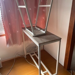 机、椅子の画像