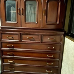 上下分かれる洋だんす　重厚感ありますの画像