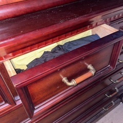 上下分かれる洋だんす　重厚感ありますの画像