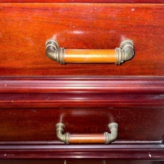 上下分かれる洋だんす　重厚感ありますの画像