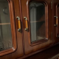 上下分かれる洋だんす　重厚感ありますの画像