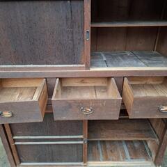 レトロ家具？　古い棚の画像