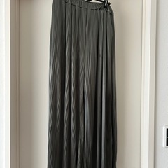 オリーブグリーン プリーツパンツ