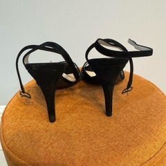 BRUNOMAGLI エレガントな黒のストラップサンダル 21の画像